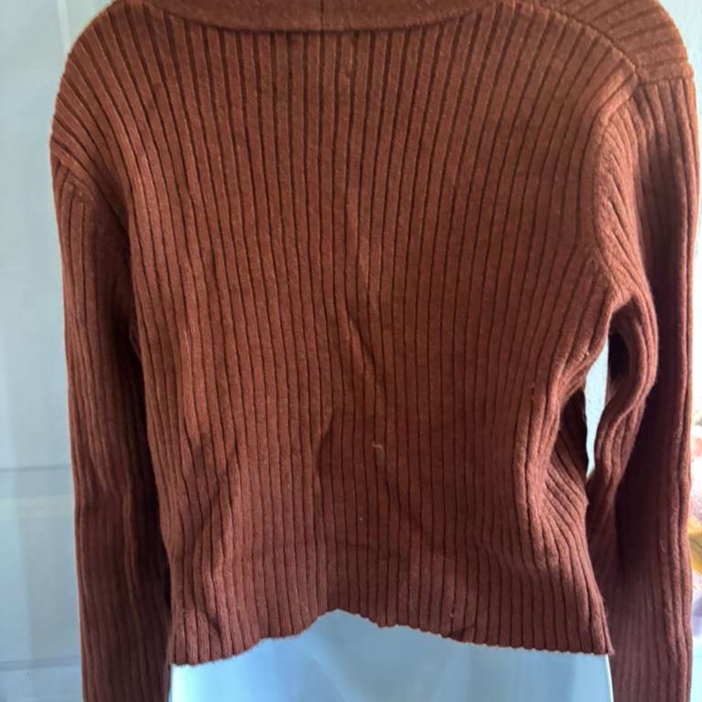 ASOS Rust Ribbed V-Neck Buttoned Cropped Cardigan - Picture 3 of 4